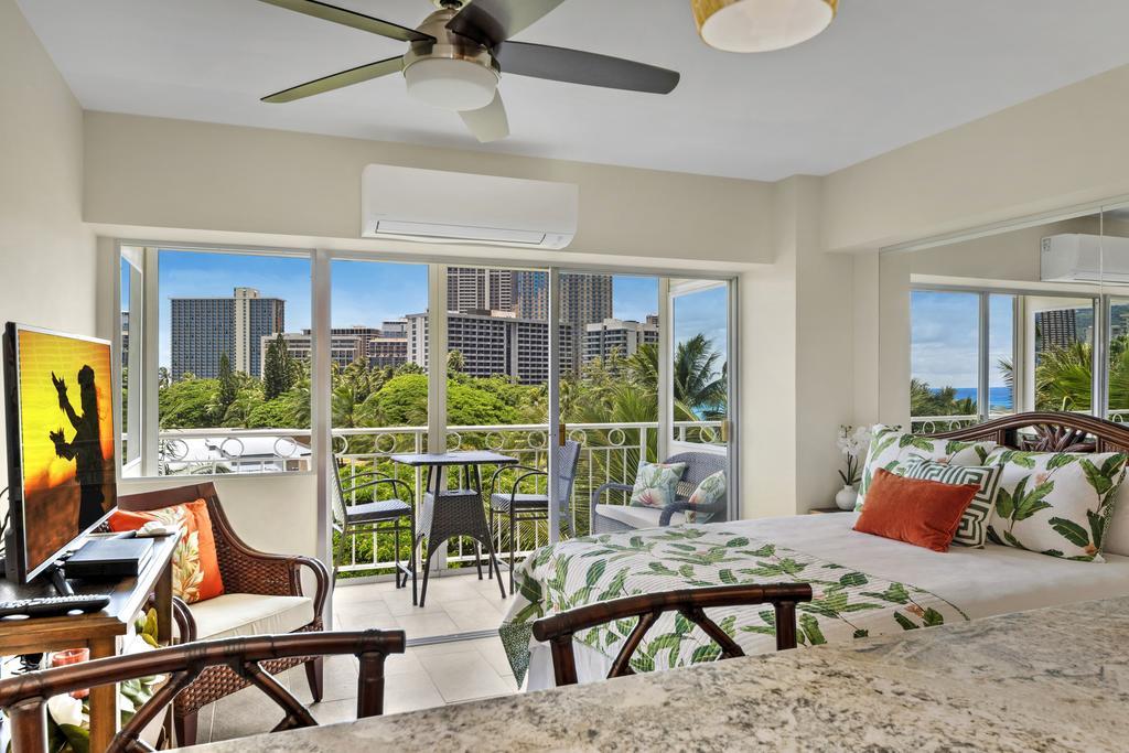 Waikiki Shore 515 Beachfront & Upgrade Apartment Honolulu Bagian luar foto